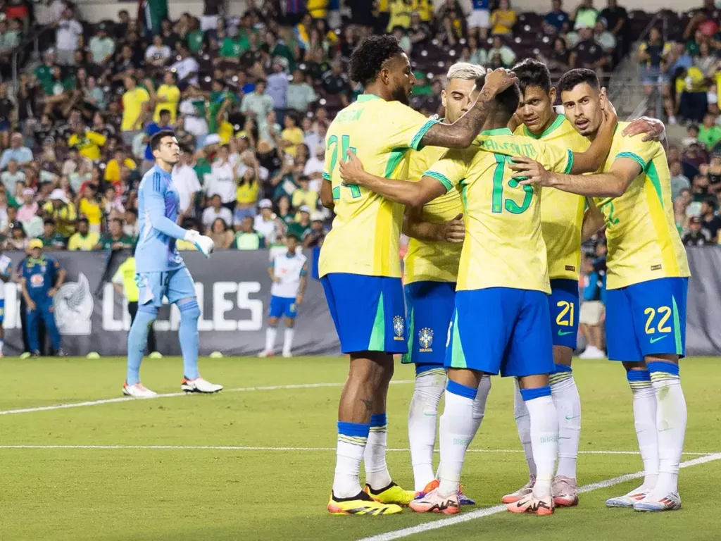 Các cầu thủ Brazil ăn mừng trận giao hữu với Mexico