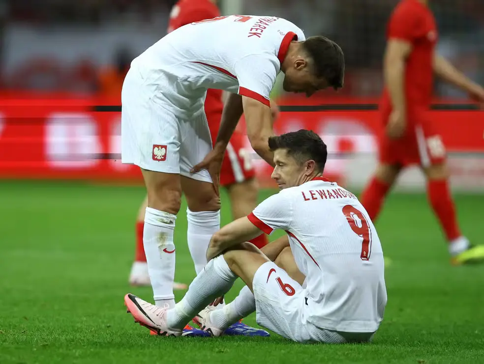 Lewandowski cảm thấy cơ bắp có vấn đề, rời trận giao hữu của Ba Lan với Thổ Nhĩ Kỳ