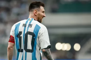 Messi bước vào hiệp hai trận giao hữu với Ecuador