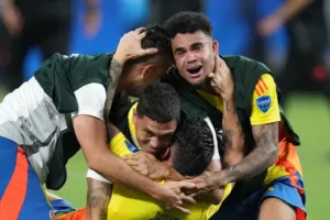Các cầu thủ Colombia ăn mừng suất vào chung kết Copa América