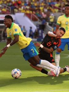 Động thái đáng ngờ được xem xét bởi VAR, Brazil vs Colombia