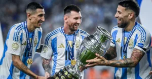 Messi với hai chiếc cúp Copa América