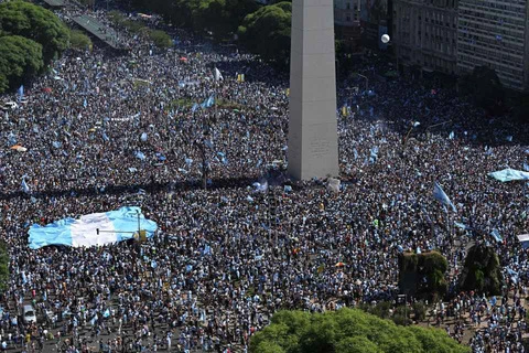 Người hâm mộ Argentina ăn mừng tại Obelisco