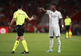 Vinicius Junior nói chuyện với trọng tài Cesar Soto Grado